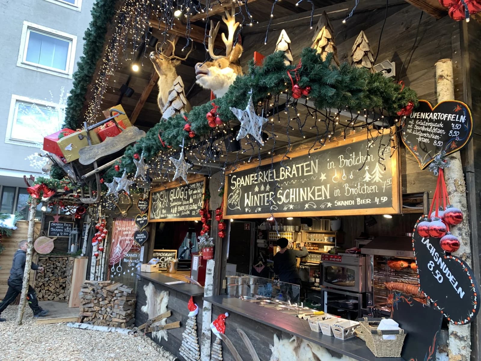 Die festlich geschmückte Skandi-Hütte auf dem Christkindlesmarkt