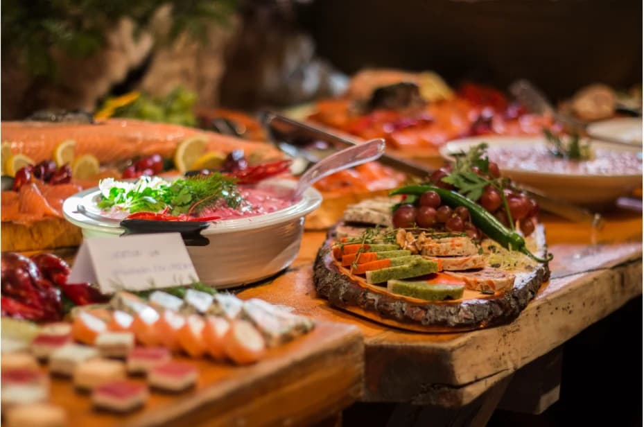 Festliches Buffet mit Vorspeisen und kleinen Häppchen im Skandidorf
